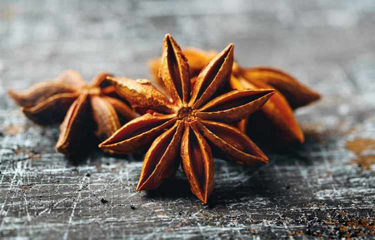 ঘুমনোর আগে গরম পানিতে জায়ফল মিশিয়ে খেলে উপকার পাওয়া যায়।