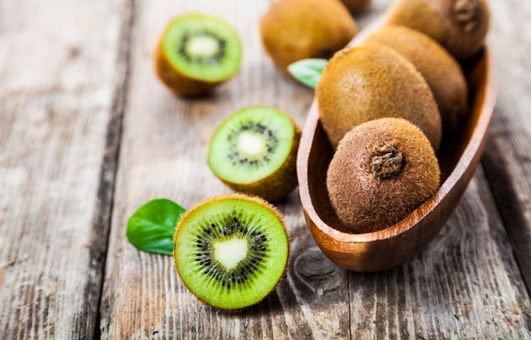 কিউই প্রচুর পরিমাণে অ্যান্টিঅক্সিডেন্টস যোগায়। ঘুমানোর আগে ক্লান্তি কিংবা মানসিক চাপ থাকলে তা দূর হয়।