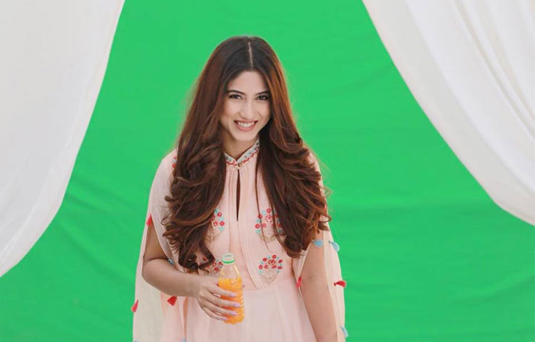 সাফা কবির অভিনয় বর্তমানে বেশ জনপ্রিয়তা লাভ করেছন।