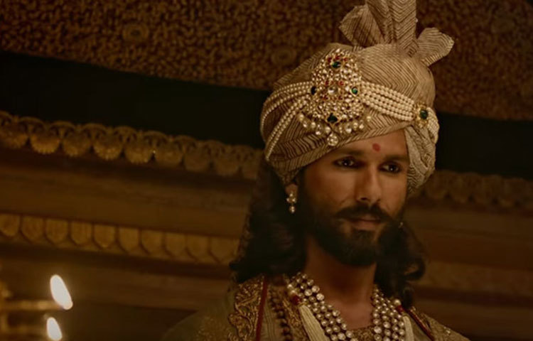 সেরা অভিনেতা পুরস্কার পেয়েছেন শহিদ কাপুর (পদ্মাবত)।