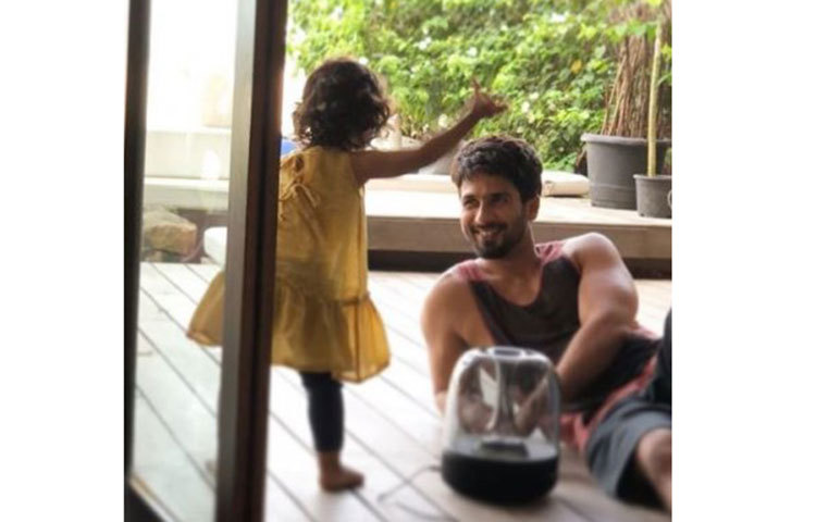 মেয়ে মিশার সঙ্গে অবসর সময় কাটাচ্ছেন বলিউড অভিনেতা শহিদ কাপুর। বাবা-মেয়ের একান্ত মুহূর্তের এই ছবি দেখে মনেই হচ্ছে না শহিদ একজন তারকা। আর পাঁচজন সাধারণ বাবার মতোই মনে হচ্ছে তাকে।