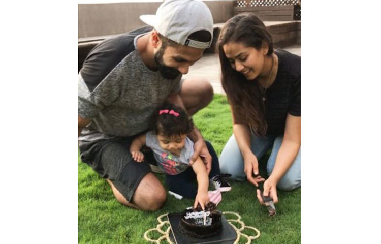 কিছুদিন আগেই মেয়ের প্রথম জন্মদিন পালন করেন শহিদ ও তার স্ত্রী মীরা।