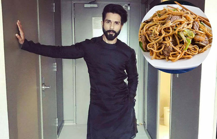 শহীদ কাপুর : নিরামিষ খাবারই বেশি পছন্দ করেন শহীদ কাপুর। অনেকেই হয়তো জানেন না শহীদ রান্নাতেও বেশ পটু। তার পছন্দের তালিকায় রয়েছে চীনা খাবার।