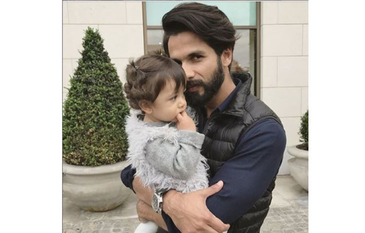 মেয়ের সঙ্গে শহিদের আরও একটি ছবি।