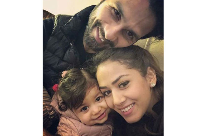 বিশেষ মুহূর্তে স্ত্রী ও মেয়ের সঙ্গে শহিদ।