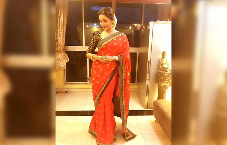 সাবেকী সাজে সায়ন্তিকা। শাড়িতে তাকে দেখতে মন্দ নয়।