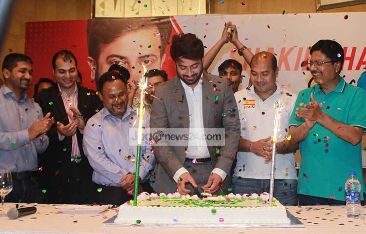 জন্মদিনে আনন্দঘন পরিবেশে কেক কাটছেন শাকিব খান। ছবি : মাহবুব আলম