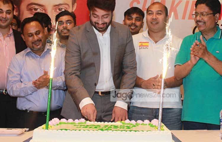 শাকিব খানের কেক কাটার সময় তার সঙ্গে শুভাকাঙ্ক্ষিরা। ছবি : মাহবুব আলম