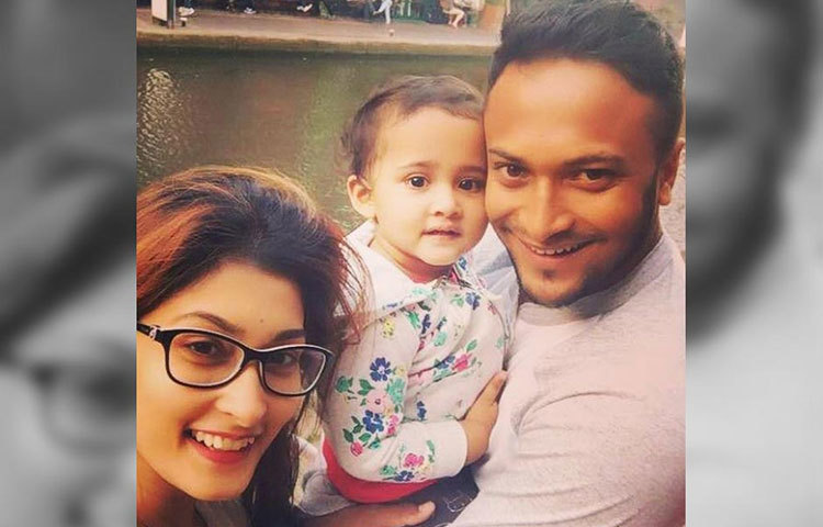 সাকিবের সঙ্গে তার স্ত্রী উম্মে আহমেদ শিশিরের আলাপ হয় সোশ্যাল নেটওয়ার্কিং সাইটে।