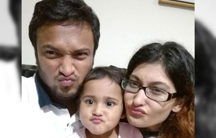 শিশির যুক্তরাষ্ট্রে বসবাসকারী প্রবাসী বাঙালি। ২০১১ সালের বিশ্বকাপের সময় থেকে দু’জনের প্রেম।