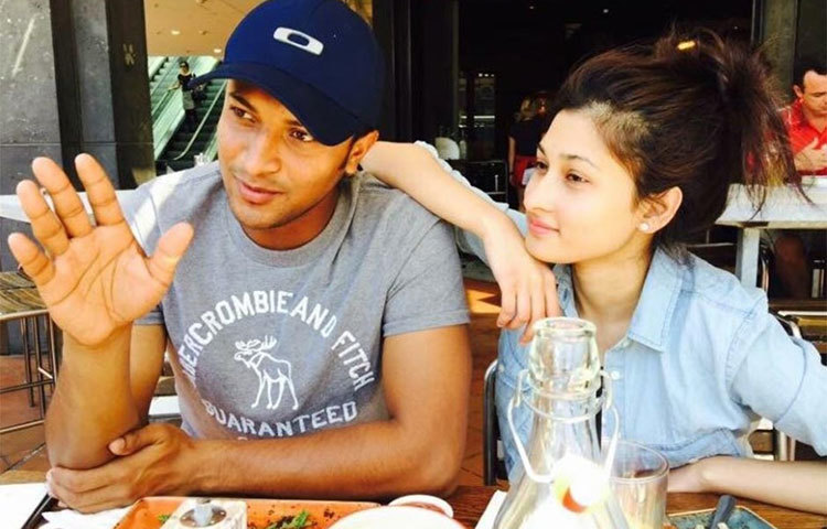 কাউন্টি ক্রিকেট খেলার সময় ইংল্যান্ডে দু’জনের আলাপ। সেই সময়ে আমেরিকা থেকে লন্ডনে এসেছিলেন শিশির।