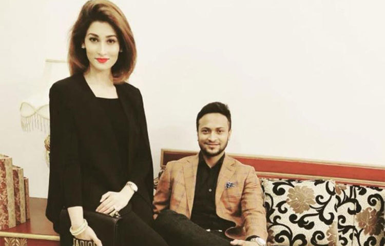 এক বছর পরেই বিয়ে। বিয়ের তারিখ ১২.১২.১২ খ্রি.।