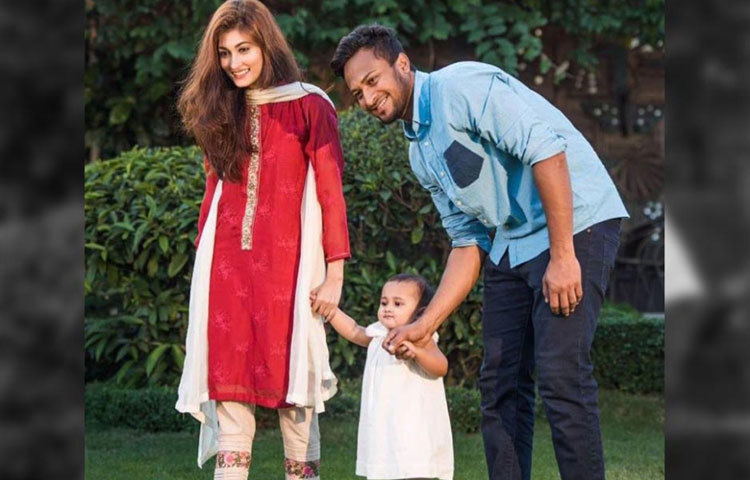 রাজধানীর রূপসী বাংলা হোটেলে ২০ লাখ টাকার কাবিনে বিয়ে হয় তাদের। বিয়েতে সাকিব পরেন সাদা পাঞ্জাবি আর শিশির লাল টুকটুকে শাড়ি।