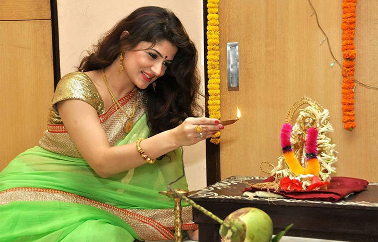 শ্রাবন্তী ঠিক যেন পাশের বাড়ির মেয়ে।