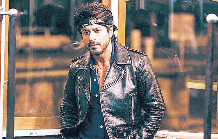 শাহরুখ খান : ব্যক্তিগত জীবনে অনেক ঘাত প্রতিঘাত পেরিয়েই বলি বাদশা হয়েছেন শাহরুখ খান। বিভিন্ন কনসার্টে সহকারী হিসেবেও কাজ করেছেন শাহরুখ। এই কাজের জন্য ৫০ টাকা হাতে পেতেন তিনি।