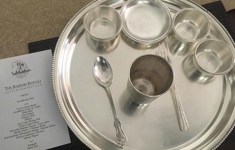 বিয়ের দিন সকালে রূপোর বাসনে খেতে দেওয়া হয়েছিল অতিথিদের।