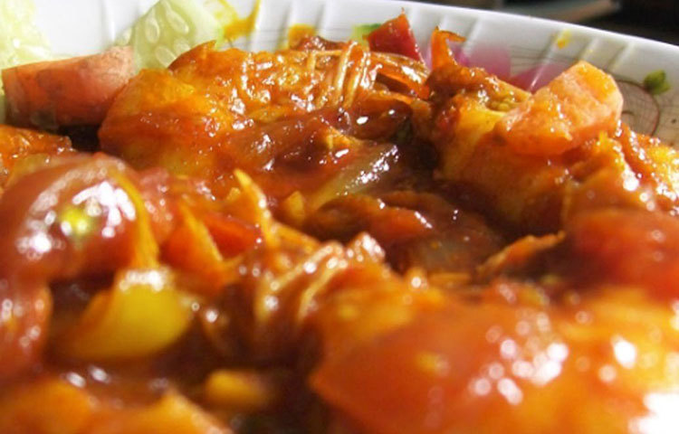 মেনুতে ছিল, সাদা ভাত, শাকভাজা, চিংড়ি বাটা, শুক্তো, মুগ ডাল, পোস্ত নারকেল বড়া, ভেটকি পাতুরি, কাঁচামরিচ ধনেপাতা মুরগি, চাটনি, পাঁপড়, মিষ্টি দই।