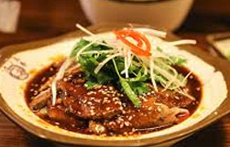 রাতে অতিথিদের জন্য ছিল চাইনিজ মেনু। বিভিন্ন রকম নুডলস ছাড়াও ছিল বেশ কিছু মাংসের পদ।