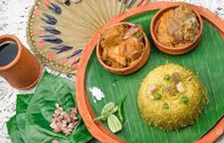 যাদের নিতান্ত বাঙালি খাবার পছন্দ তাদের জন্য পোলাও, লুচি, মাংস সহ একাধিক বাঙালি পদের আয়োজন ছিল।