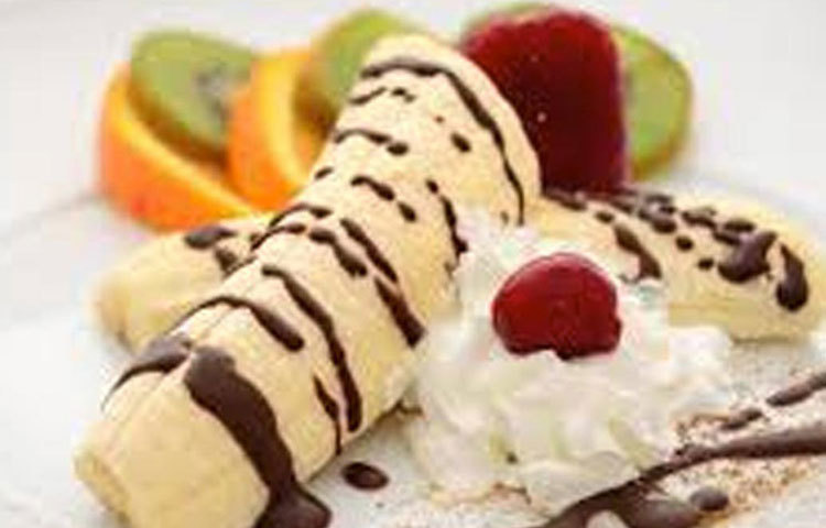 অতিথিদের জন্য ছিল ঢালাও ডেজার্টের আয়োজন। যে যার পছন্দ মতো করেছেন মিষ্টিমুখ।