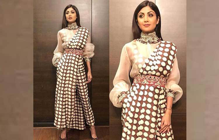 স্পটেড শাড়িতে বিলাসী মেয়ে।