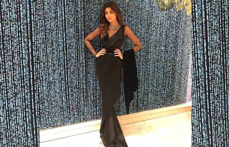 ব্লাক বিউটি। কালোর মাঝে আলো ছড়িয়েছেন তনি।