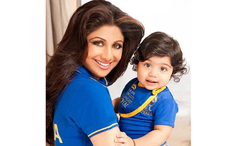 ছেলের সঙ্গে শিল্পা শেঠি। মা-ছেলে হাস্যোজ্জ্বল ভঙ্গিতে।