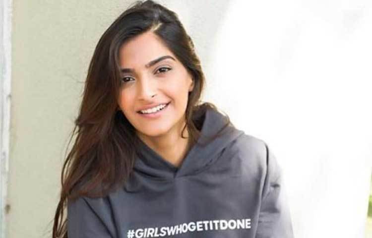 সোনম কাপুর : অনিল-কন্যা বরাবর রাত করেই ঘুমান। রাত ৩টার সময় ঘুমিয়ে সোনমের বিছানা ছাড়তে ঘড়ির কাঁটায় বেজে যায় সকাল ৯টা।