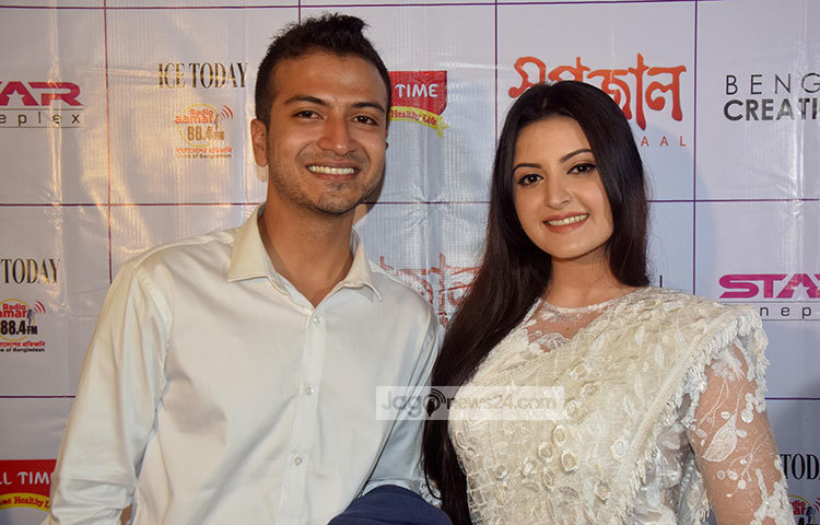 হাস্যোজ্জ্বল মুখে জাগো নিউজের ক্যামেরার সামনে পরীমনি ও ইয়াশ রোহান। ছবি : মাহবুব আলম