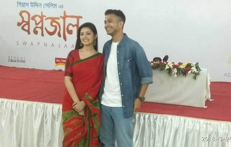 হাস্যেজ্জ্বল ভঙ্গিতে পরিমনি ও ইয়াশ রোহান।