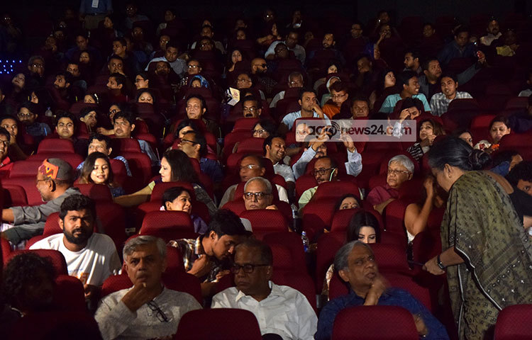 প্রিমিয়ার শোতে স্টার সিনেপ্লেক্সের হল ভর্তি আমন্ত্রিত দর্শক। ছবি : মাহবুব আলম