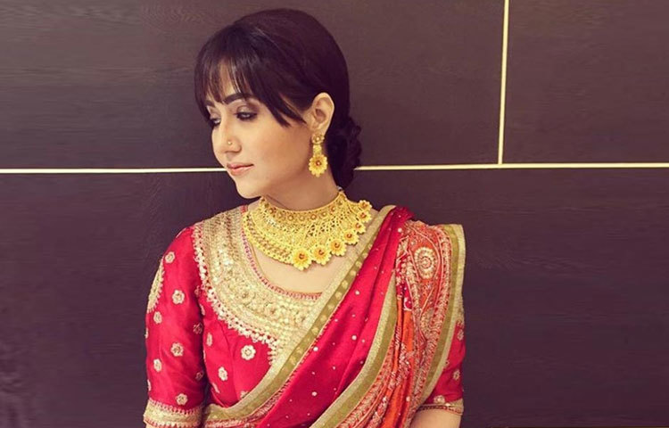 গয়নায় মোড়া স্বস্তিকা। শাড়িতে স্বস্তিকা নিয়মিত হলে খারাপ হয় না।