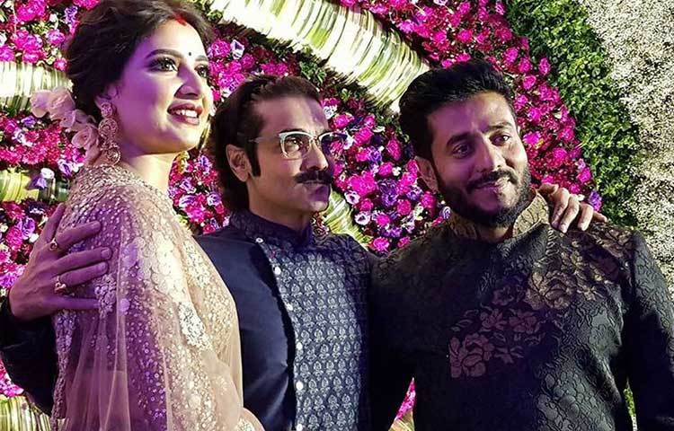 নব দম্পতিকে আশীর্বাদ করলেন প্রসেনজিৎ চট্টোপাধ্যায়।