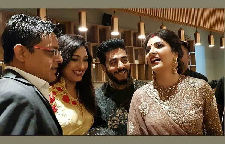 ঋতুপর্ণা সেনগুপ্ত এবং তার স্বামীর সঙ্গে রাজ-শুভশ্রী।