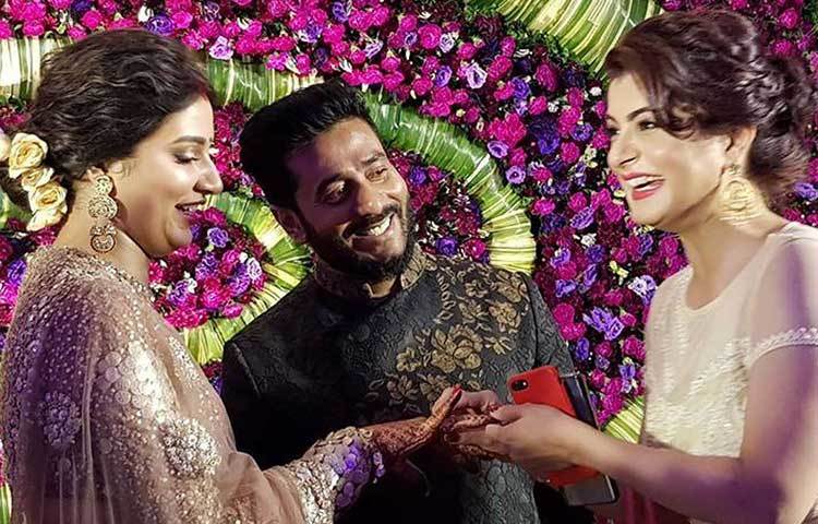 শুভশ্রীর হাতে উপহার তুলে দিচ্ছেন শ্রাবন্তী।