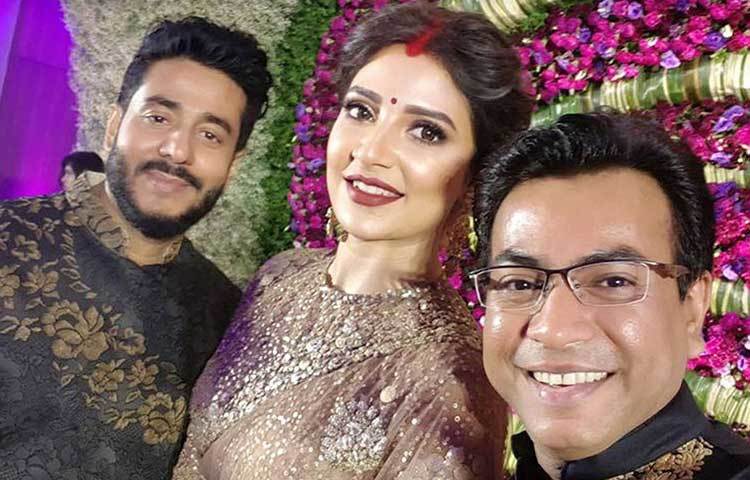 নব দম্পতির সঙ্গে দীর্ঘদিনের বন্ধু অভিনেতা রুদ্রনীল ঘোষ।