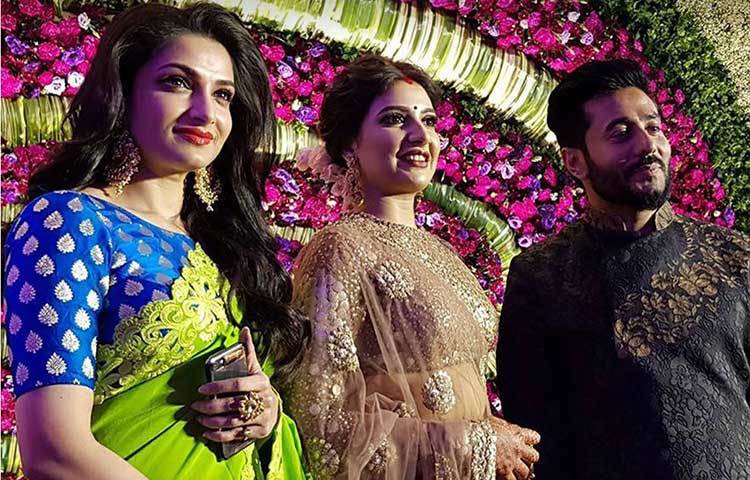 তনুশ্রী চক্রবর্তী পোজ দিলেন নতুন জুটির সঙ্গে।