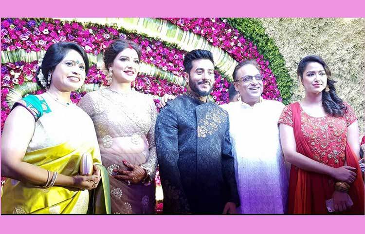 সস্ত্রীক পরিচালক অরিন্দম শীলের সঙ্গে গিয়ছিলেন অভিনেত্রী সোহিনী সরকার।