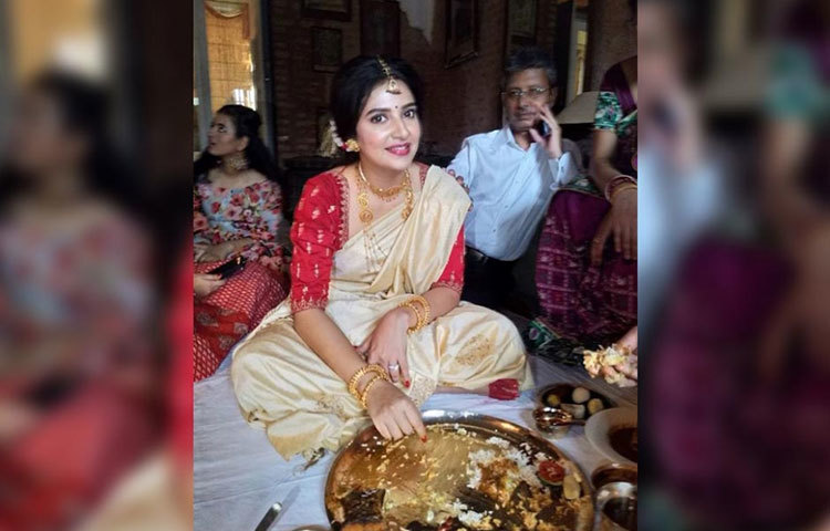 চেটেপুটে খাচ্ছেন শুভশ্রী।