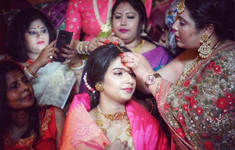 আশীর্বাদ পর্ব চলছে।