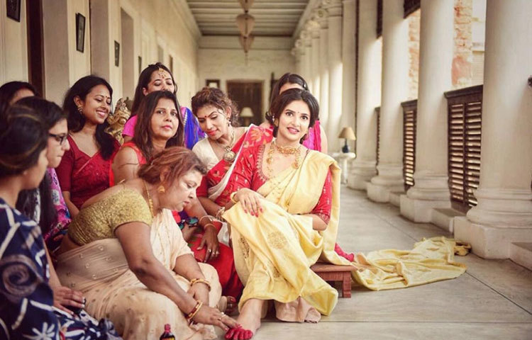 আলতা পরছেন নায়িকা।