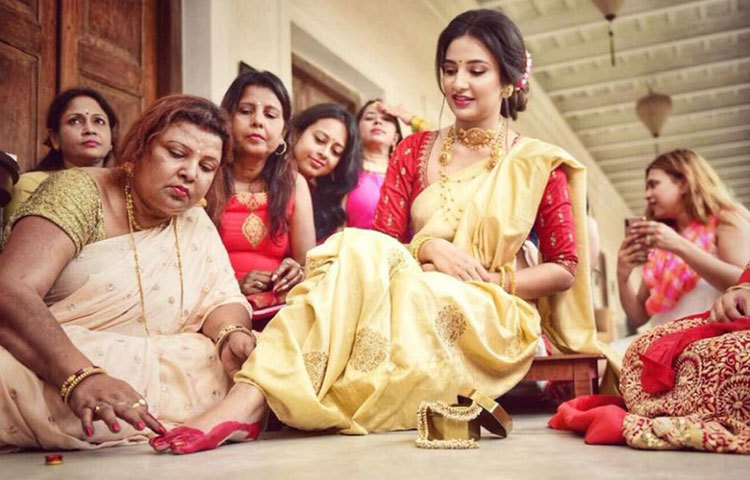 চলছে আলতা পর্ব।