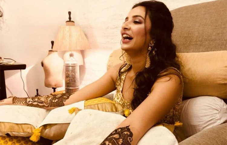 মেহেন্দির রং চড়ছে হাতে।