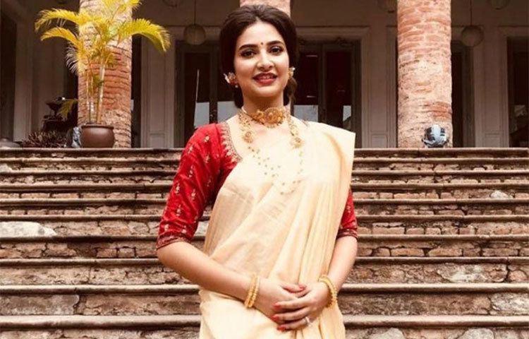 একেবারে সাবেকী সাজে শুভশ্রী।