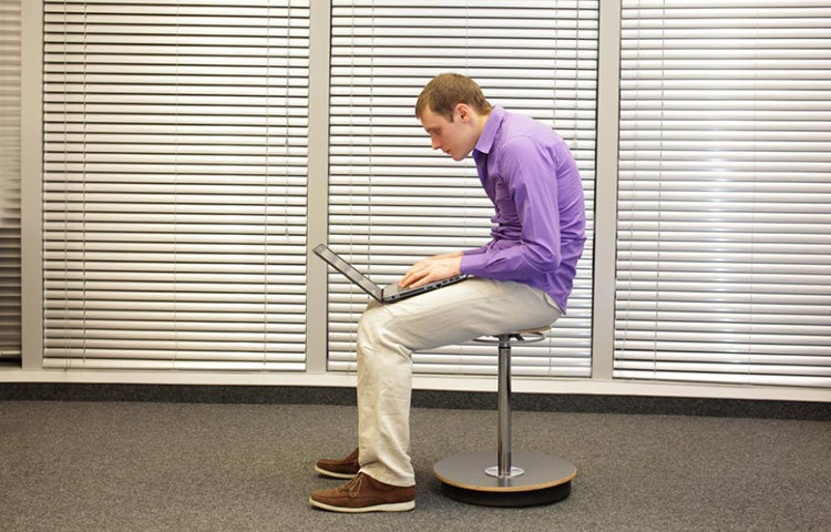 হেলান দিয়ে বসতে যারা পছন্দ করেন-এই বসার ধরণটি আপাতদৃষ্টিতে কুল মনে হলেও এরা বেশ সংবেদনশীল। এরা অন্যের চরিত্র বিশ্লেষণ করতে ভালবাসেন। সাধারণত উদাসীন থাকেন।