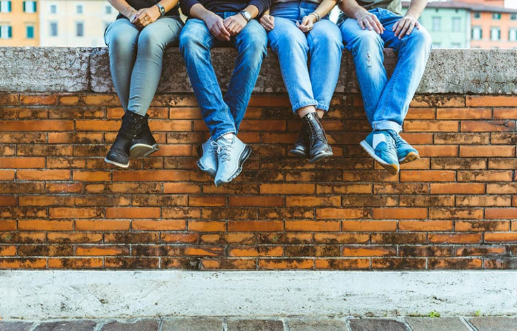 পায়ের পাতা ক্রস করে বসেন যারা-এরা নিয়মানুবর্তিতার মধ্যে থাকতে পছন্দ করেন। যে কোনো বিষয় নিয়ে খুঁটিনাটি তথ্য রাখেন।