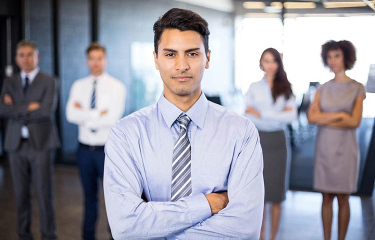 বুকের কাছে হাত জড়ো করে রাখা অবস্থায় বসলে বুঝতে হবে, এরা যথেষ্ট বলিষ্ঠ একটি চরিত্র। এরা চুপচাপ এবং গম্ভীর থাকতে ভালবাসেন। নিজেকে এক্সপ্রেস করতে সময় লাগে।