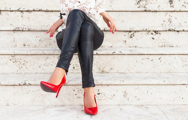 পায়ের উপর পা তুলে অনেকক্ষণ বসে থাকলে, শরীরের রক্ত চাপ বেড়ে যায়। কারণ, এভাবে বসার ফলে নার্ভের উপর চাপ পড়ে।