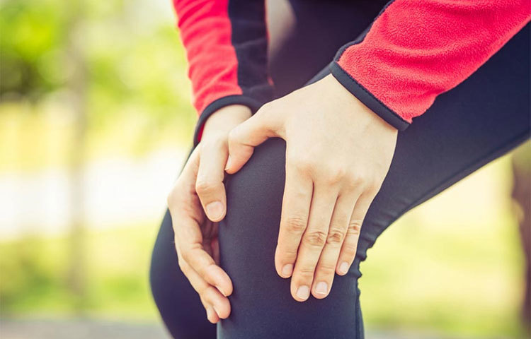 পা ক্রস করে বসার ফলে থাই-এর মাসেলে যে ক্ষতি হয় তার ফলে পায়ের জয়েন্ট, অর্থাৎ, হাঁটু বা গোড়ালিতেও সমস্যা হতে পারে।