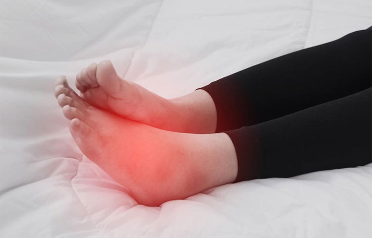 ক্রস-লেগ পজিশানে বসার ফলে ‘স্পাইডার ভেন’ বা ‘ভ্যারিকস ভেন’ হওয়ার সম্ভাবনা বেড়ে যায়। যার ফলে পায়ের শিরা সঙ্কুচিত হয়ে যায়। এবং পা ফুলে যায়।